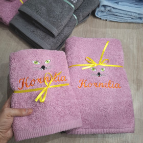 różowy ręcznik z imieniem Kornelia